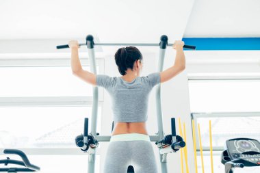 Spor salonunda egzersiz fitness kadın