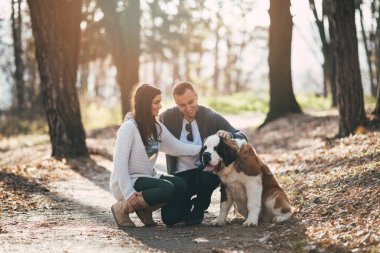 Çift ve onların köpek ormandaki