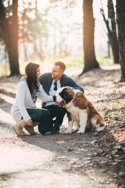 Çift ve onların köpek ormandaki