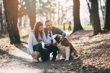 Çift ve onların köpek ormandaki