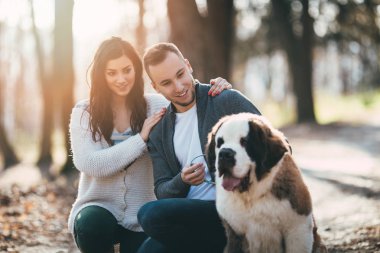 Çift ve onların köpek ormandaki