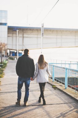 Genç bir tarihte şehirde çift.