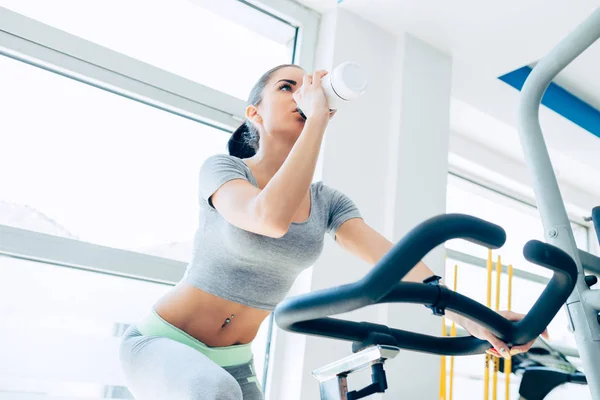 체육관에서 운동 하는 피트 니스 여자 — 스톡 사진