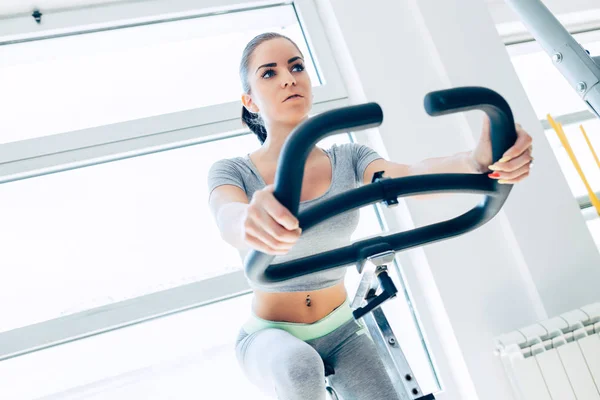 Fitness-Frau trainiert im Fitnessstudio — Stockfoto