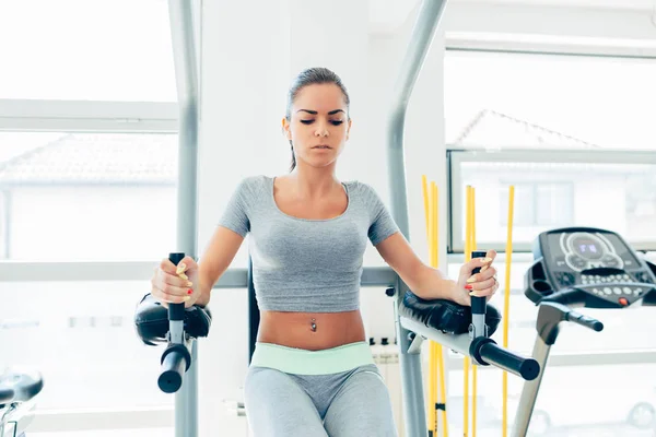 Fitness woman exercising in gym — Stock Photo, Image