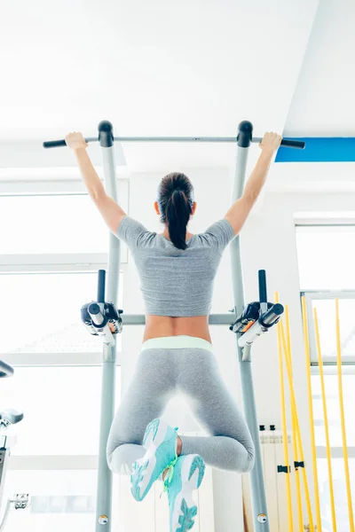 Spor salonunda egzersiz fitness kadın — Stok fotoğraf