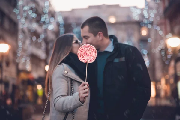 Para z lollipop na ulicy na Walentynki — Zdjęcie stockowe