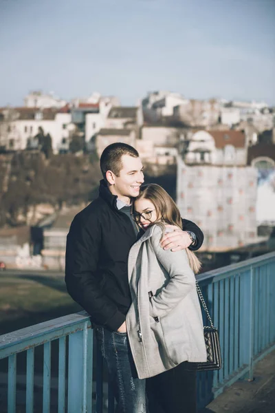 Junges Paar bei einem Date in der Stadt — Stockfoto