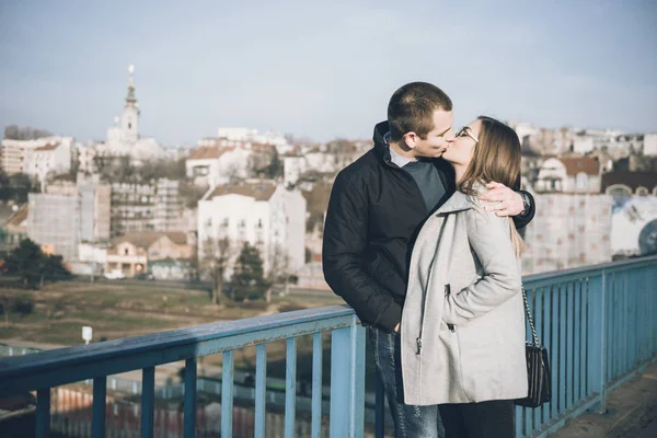 Jeune couple à un rendez-vous en ville — Photo