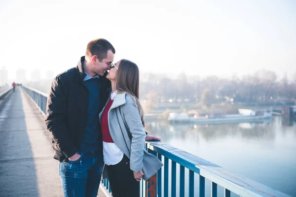 Pareja joven en una cita en la ciudad — Foto de Stock