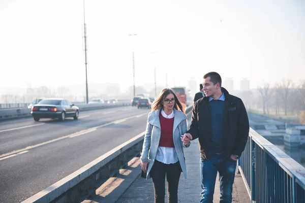 Jong koppel op een datum in de stad — Stockfoto