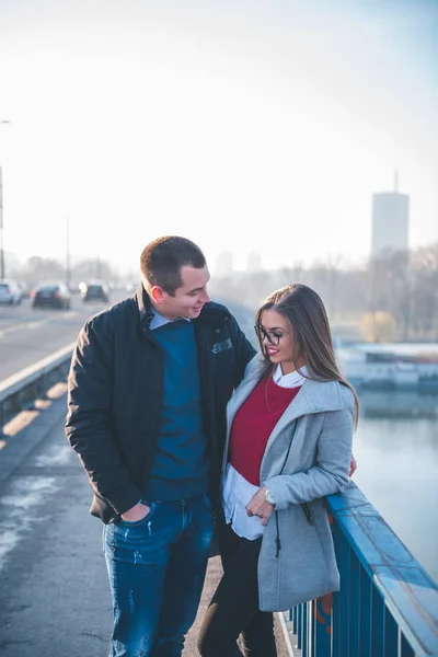 Junges Paar bei einem Date in der Stadt — Stockfoto