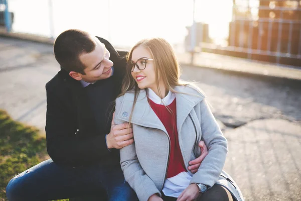 Pareja joven en una cita en la ciudad — Foto de Stock