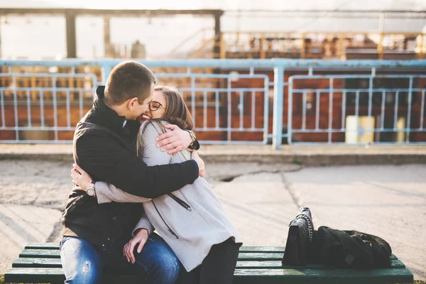 Pareja joven en una cita en la ciudad — Foto de Stock