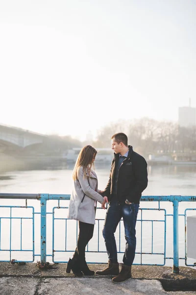 Pasangan muda berkencan di kota — Stok Foto