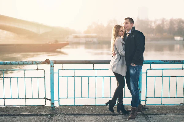 Unga par på ett datum i city — Stockfoto