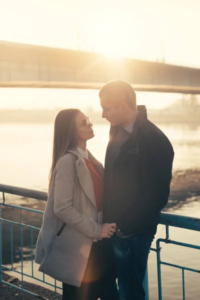 Jeune couple à un rendez-vous en ville — Photo