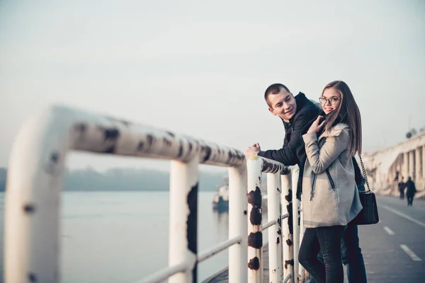 Jeune couple à un rendez-vous en ville — Photo