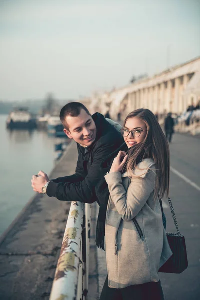Unga par på ett datum i city — Stockfoto