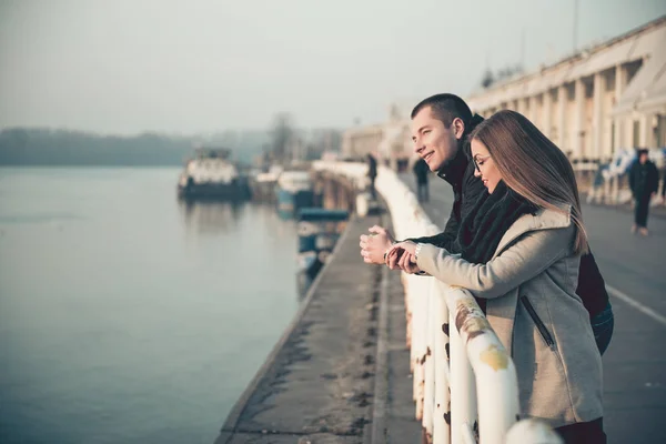 Jeune couple à un rendez-vous en ville — Photo