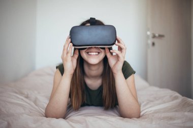 Sanal gerçeklik kulaklığı kullanan kadın 