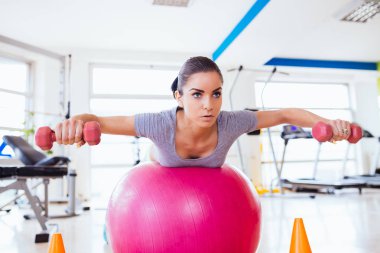 spor salonunda egzersizleri yapıyor kadın