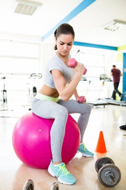 spor salonunda egzersizleri yapıyor kadın