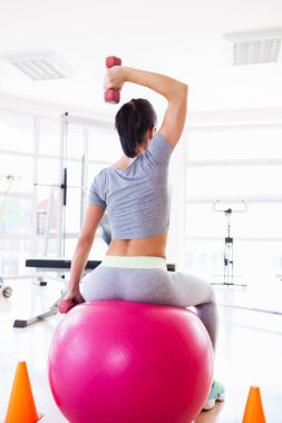 spor salonunda egzersizleri yapıyor kadın