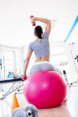 spor salonunda egzersizleri yapıyor kadın