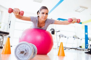 spor salonunda egzersizleri yapıyor kadın