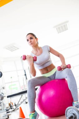 spor salonunda egzersizleri yapıyor kadın