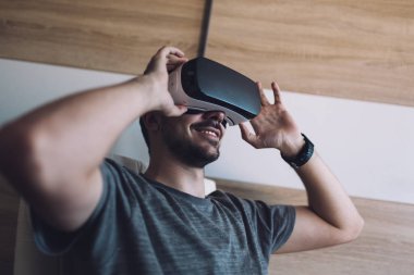 Sanal gerçeklik kulaklık kullanarak adam 