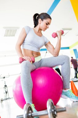 spor salonunda egzersizleri yapıyor kadın