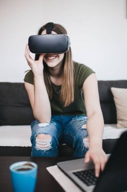 Sanal gerçeklik kulaklığı kullanan kadın 