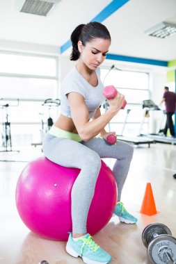 spor salonunda egzersizleri yapıyor kadın