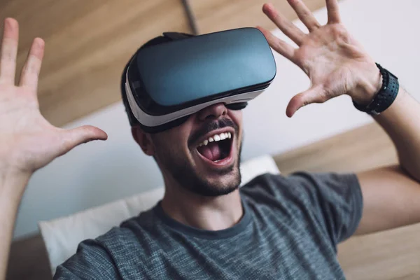 Hombre usando auriculares de realidad virtual — Foto de Stock