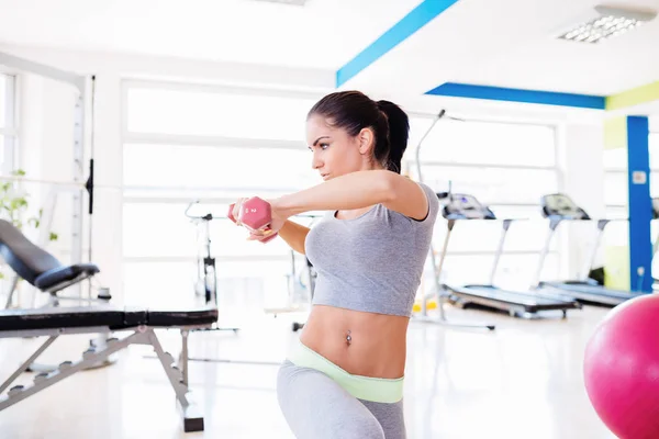 Frau macht Übungen im Fitnessstudio — Stockfoto