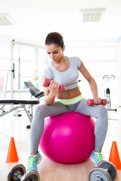 Frau macht Übungen im Fitnessstudio — Stockfoto