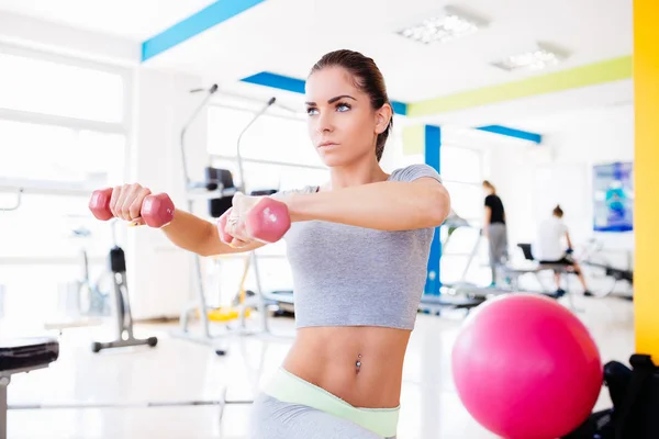 Donna che fa esercizi in palestra — Foto Stock