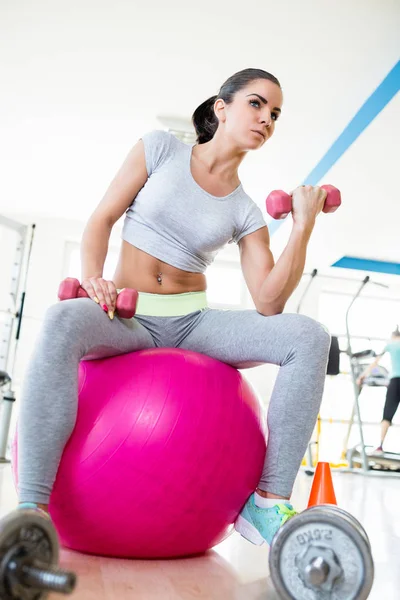 Woman doing exercises at gym — Stock Photo, Image