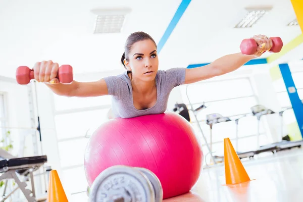 Woman doing exercises at gym — Stock Photo, Image