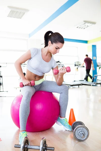 Woman doing exercises at gym — Stock Photo, Image