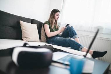 VR gözlüklü genç bir kadın.