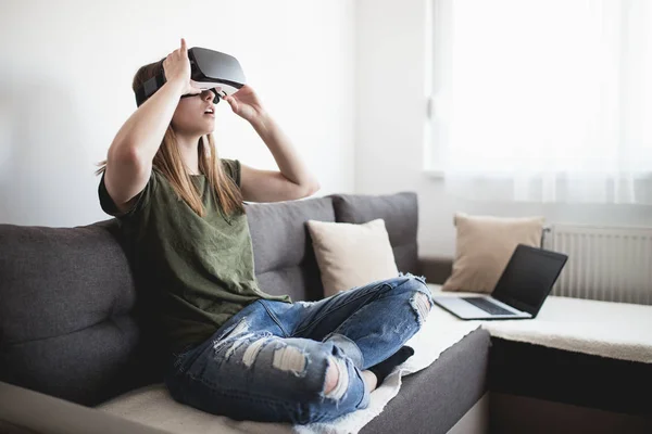 Mujer joven disfrutando de la realidad virtual — Foto de Stock