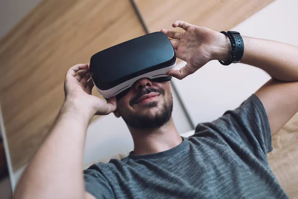 Joven disfrutando de la realidad virtual — Foto de Stock
