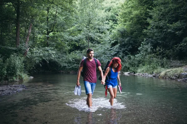 Jovem casal desfrutando de caminhada — Fotografia de Stock