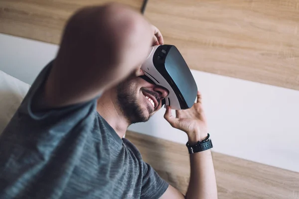 Hombre con gafas de realidad virtual —  Fotos de Stock