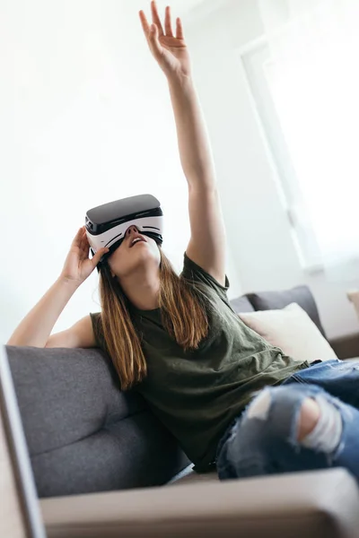 Mujer joven en gafas de realidad virtual —  Fotos de Stock