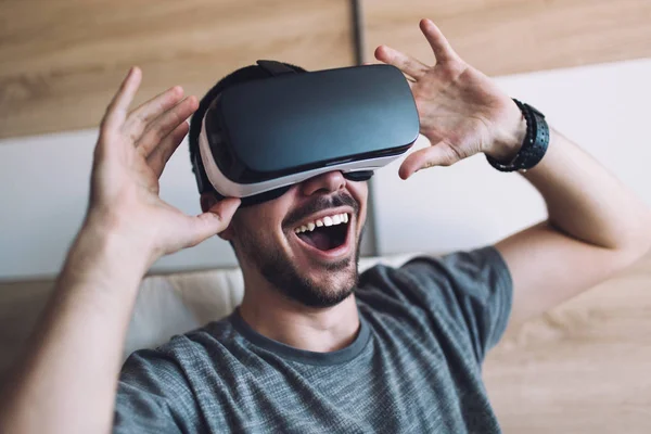 Homem usando óculos de realidade virtual Fotos De Bancos De Imagens