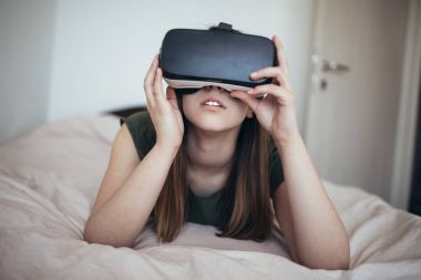 Sanal gerçeklik gözlüklü genç kadın